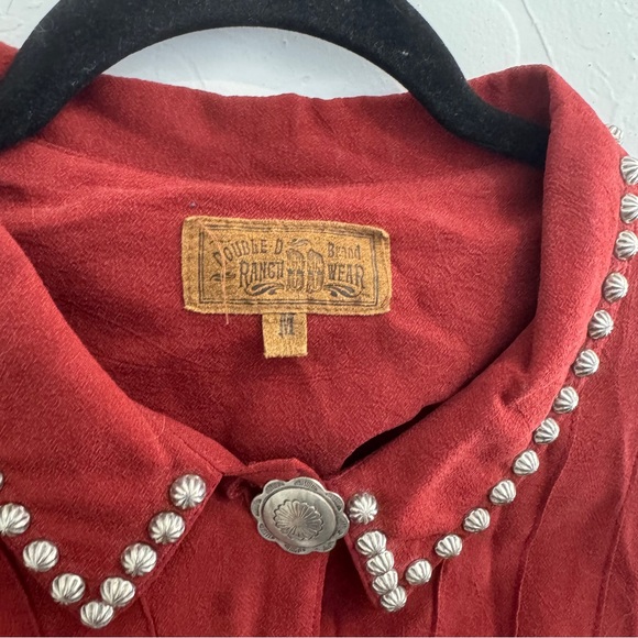 Double D Ranch | Studded Tencell Brick Red Button Down Shirt Southwestern Concho - Picture 2 of 4